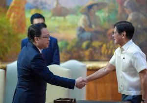 菲律宾总统会见即将离任中国大使 ：不能让南海争议定义两国关系，菲方坚定奉行一个中国政策