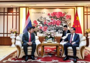 中国驻泰国大使张建卫会见泰国副总理兼农业与合作社部长、泰国旅游与体育部长
