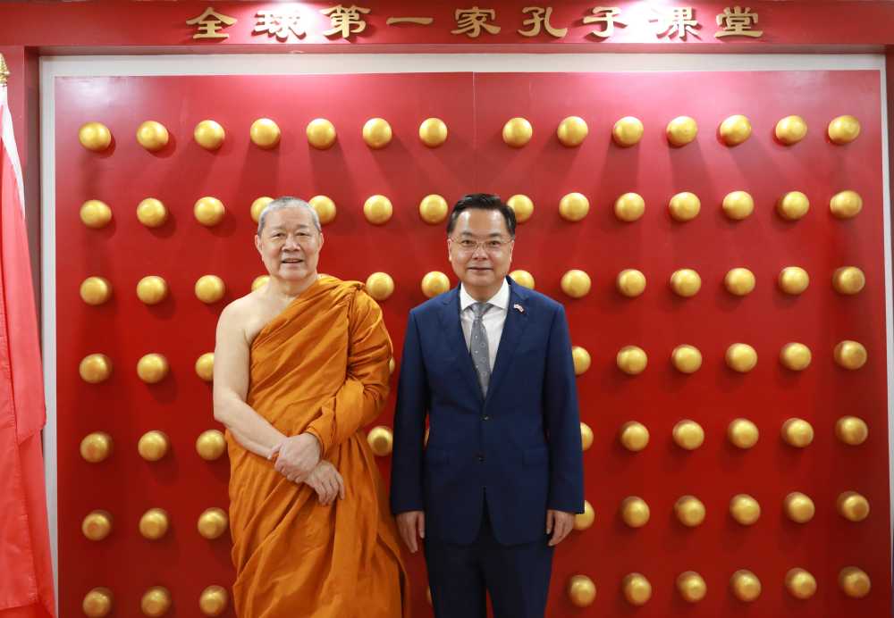 中国驻泰国大使张建卫拜会泰国副僧王颂德通猜