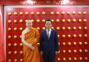 中国驻泰国大使张建卫拜会泰国副僧王颂德通猜