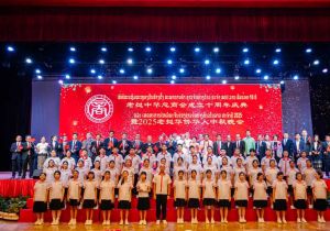 2025年老挝华侨华人中秋晚会举行 中国大使和老挝高官出席