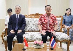 中国驻宋卡总领事汪志坚走访泰国素叻他尼府