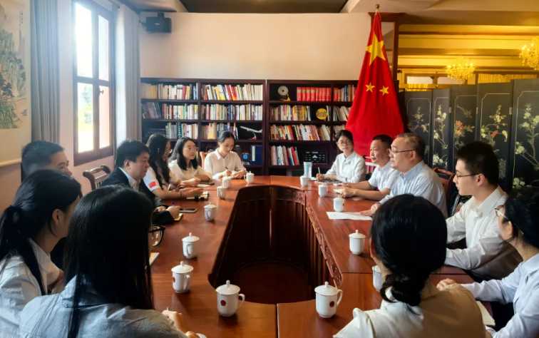 中国驻琅勃拉邦总领事张社平同老挝苏发努冯大学孔子学院院长及中方教师座谈交流