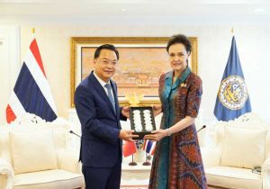 中国驻泰国大使张建卫拜会新任泰国商业部长素帕姬