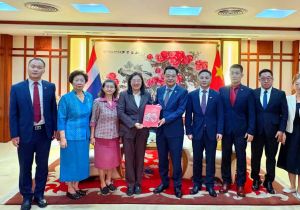 中国驻泰国大使张建卫会见泰国华文教师公会主席罗铁英一行