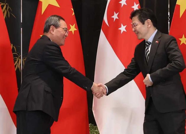 中国总理李强同新加坡总理黄循财会谈