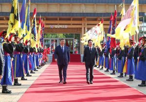 中国国家主席习近平同韩国总统李在明会谈 就开辟中韩关系新局面提出4点建议