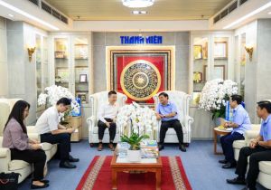 中国驻胡志明市总领事唐立走访越南《青年报》报社