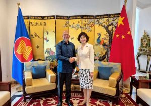 中国驻东盟大使侯艳琪向印尼东盟事务高官苏约迪普罗辞行