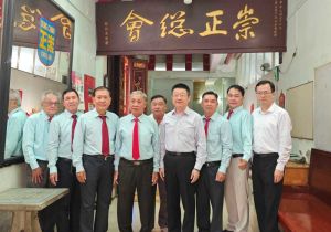 中国驻胡志明市总领事唐立走访越南胡志明市崇正会馆和海南会馆