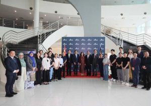 中国驻马来西亚大使欧阳玉靖出席沙捞越大学&ldquo;中国大使奖学金&rdquo;交接仪式并发表主旨演讲