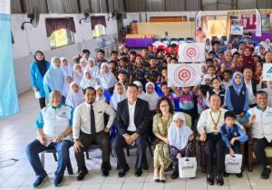 中国驻马来西亚大使馆向沙捞越学生捐赠近视眼镜