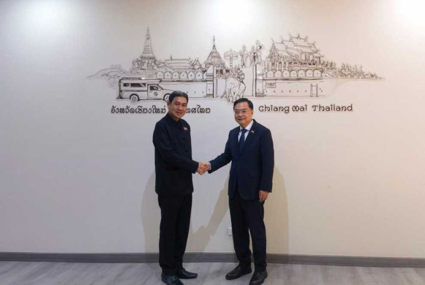 中国驻泰国大使张建卫访问清迈府 会见府尹 看望慰问当地华侨华人