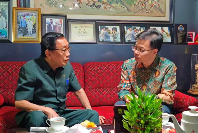 新任中国驻泗水总领事叶素走访领区印尼华裔知名人士