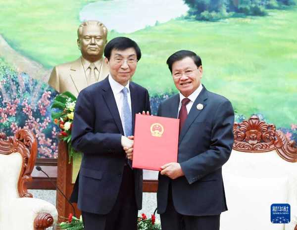 中国全国政协主席王沪宁对老挝进行正式访问并出席老挝人民民主共和国建国50周年庆祝活动