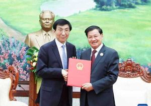 中国全国政协主席王沪宁对老挝进行正式访问并出席老挝人民民主共和国建国50周年庆祝活动