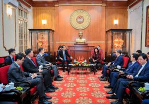 中国驻越南大使拜会越南祖国阵线中央委员会主席裴氏明怀 转交中国政府向越南灾区捐款