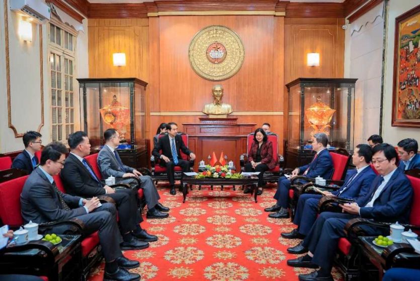 中国驻越南大使拜会越南祖国阵线中央委员会主席裴氏明怀 转交中国政府向越南灾区捐款