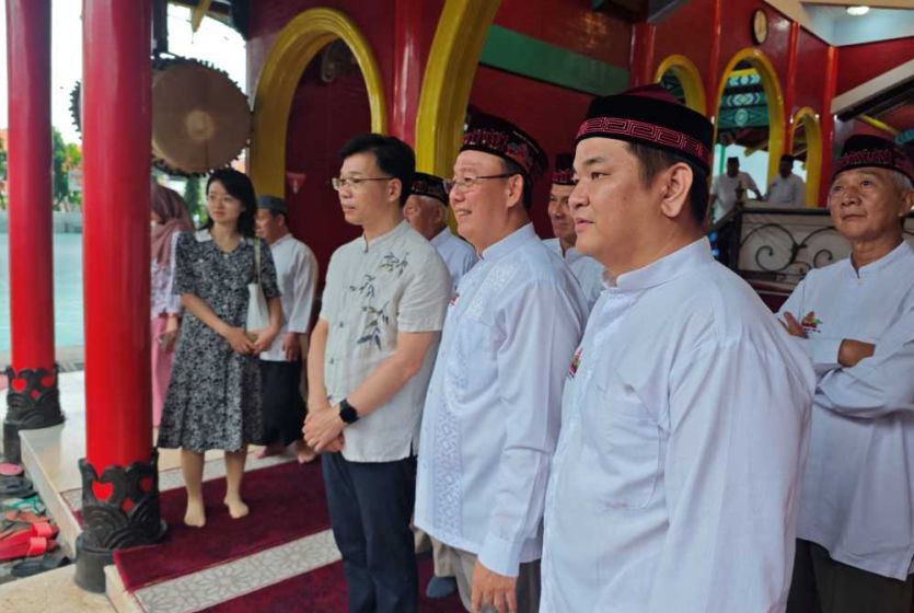 中国驻泗水总领事叶素走访印尼泗水郑和清真寺