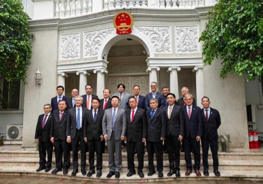 新任中国驻菲律宾大使井泉会见菲华商联总会、菲华各界联合会代表