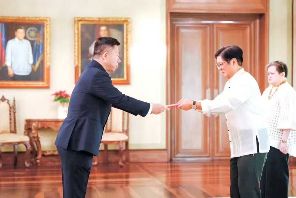 ​菲律宾总统马科斯接受新任中国驻菲大使递交国书：分歧应是菲中关系的例外，而非常态