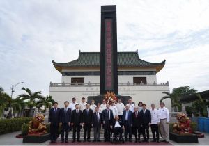 中国驻菲律宾使馆外交官赴马尼拉华侨义山祭奠抗日英烈