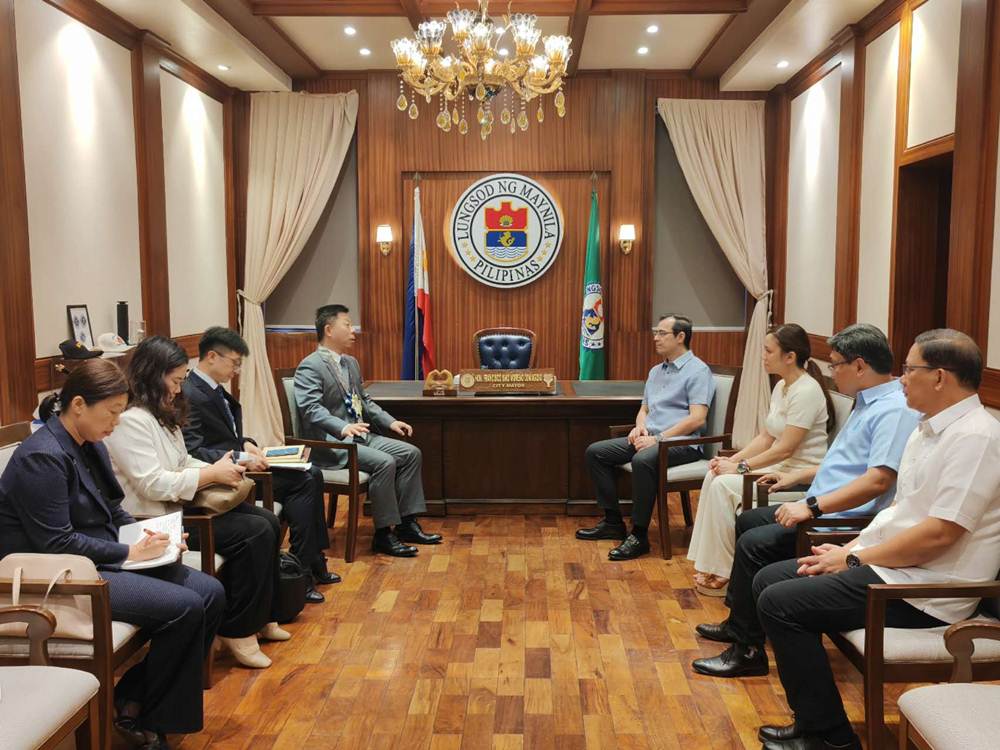 新任中国驻菲律宾大使井泉分别会见马尼拉市市长莫雷诺、菲总统夫人