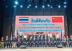 中国驻泰国大使张建卫访问泰南地区并慰问水灾灾区华侨华人