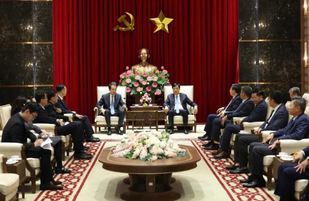 中国驻越南大使何炜拜会越共中央政治局委员、河内市委书记阮唯玉