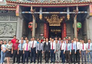 中国驻越南使馆公使王群率联合工作组走访南部华人会馆及华文学校 