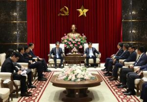 中国驻越南大使何炜拜会越共中央政治局委员、河内市委书记阮唯玉