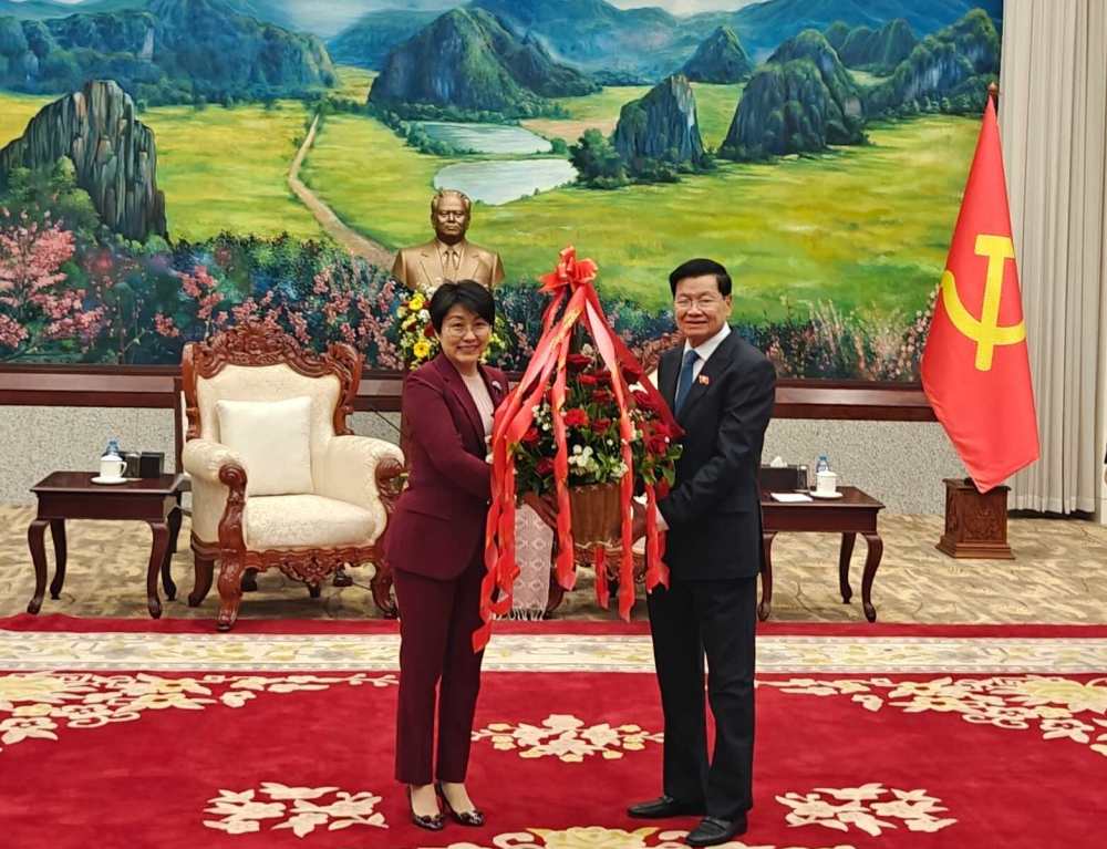 中国驻老挝大使方虹当面祝贺通伦再次当选老挝人民革命党中央总书记