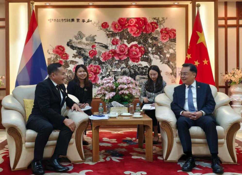 中国驻泰国大使张建卫会见泰国会上议院军队和国家安全委员会主席沙瓦将军一行