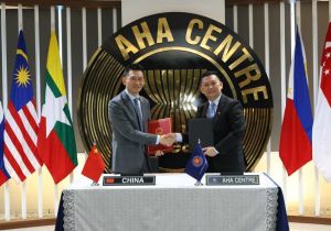 中国驻东盟使团同东盟灾害管理人道主义援助协调（AHA）中心签署现汇援助交接证书
