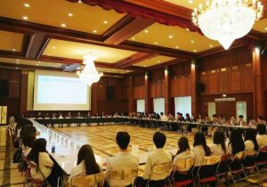 中国驻泰国大使张建卫和泰国青年学生友好交流