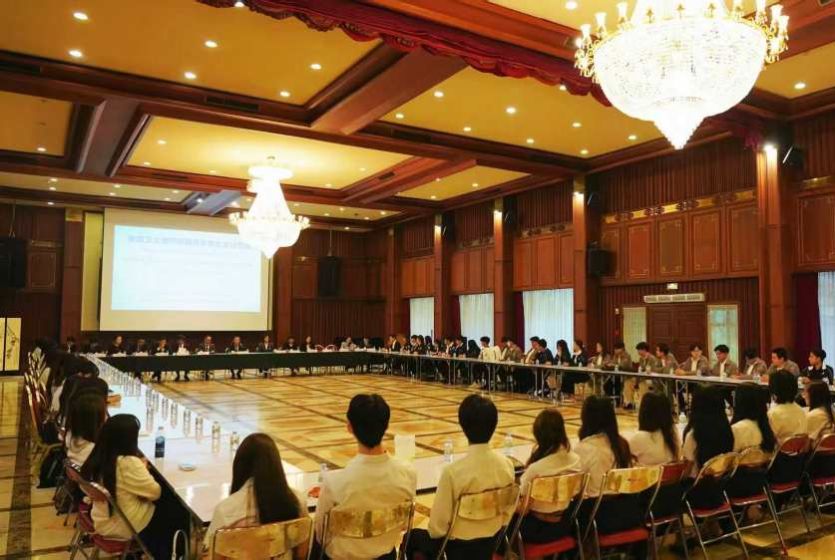 中国驻泰国大使张建卫和泰国青年学生友好交流