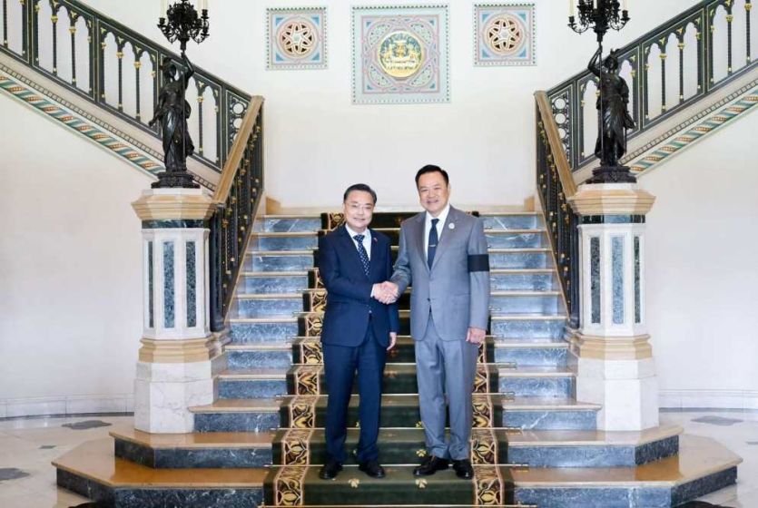 中国驻泰国大使张建卫同泰国总理阿努廷就中泰铁路架桥机坠落事故交换意见