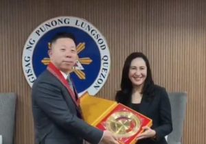 中国驻菲律宾大使井泉赴会见奎松市市长贝尔蒙特