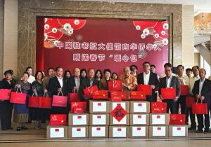 中国驻老挝大使方虹向老挝华侨华人赠送春节&ldquo;暖心包&rdquo;