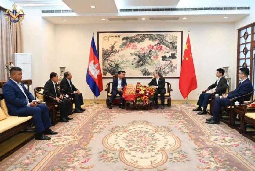 柬埔寨王家军总司令向中国驻柬大使及武官致以新春祝福