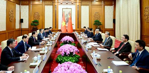 中共中央政治局委员、中国外交部长王毅会见越共中央总书记特使、越南外交部长黎怀忠