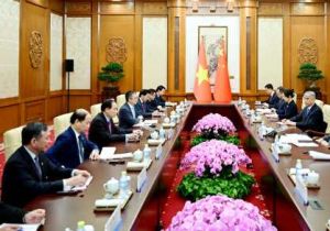 中共中央政治局委员、中国外交部长王毅会见越共中央总书记特使、越南外交部长黎怀忠