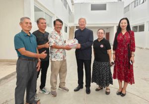 中国驻登巴萨总领事张志昇走访印尼巴厘省海南三语学校 同学校负责人和中文教师座谈