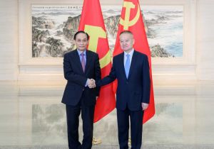 中共中央对外联络部部长刘海星同越共中央总书记特使黎怀忠举行会谈