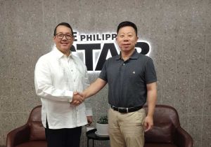 中国驻菲律宾大使井泉会见《菲律宾星报》首席执行官贝尔蒙特