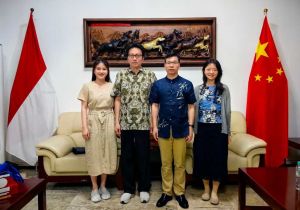 中国驻泗水总领事叶素会见印尼中医师协会主席洪维浩