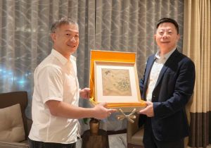 中国驻菲律宾大使井泉会见《马尼拉公报》总裁兼董事会副主席埃米里奥