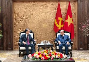 中国驻越南大使何炜看望前越共中央总书记农德孟