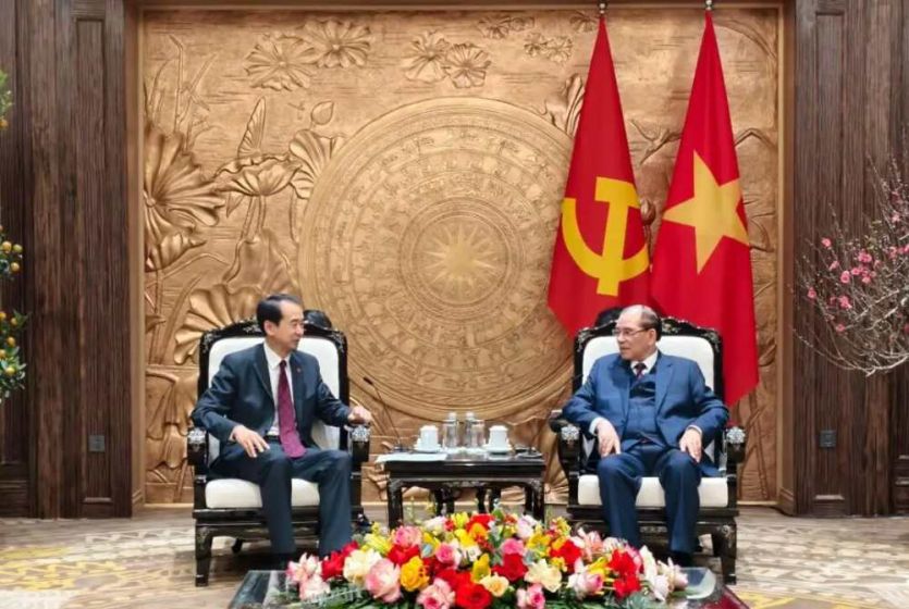 中国驻越南大使何炜看望前越共中央总书记农德孟