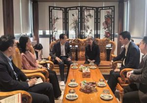 中国驻越南大使何炜和夫人看望前越共中央总书记阮富仲遗孀吴氏敏